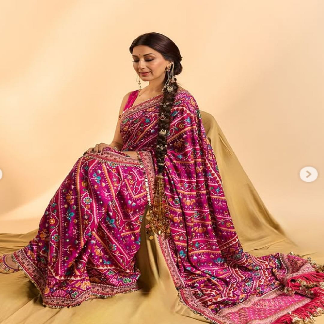 अभिनेत्री सोनाली आता तिच्या अभिनयामुळे चर्चेत नसली तरी, फॅशन सेन्समुळे चर्चेत असते. अभिनेत्री कायम सोशल मीडियावर फोटो पोस्ट करत असते. तर पोस्टचे कॅप्शन देखील चाहत्यांचं लक्ष वेधून घेतात.