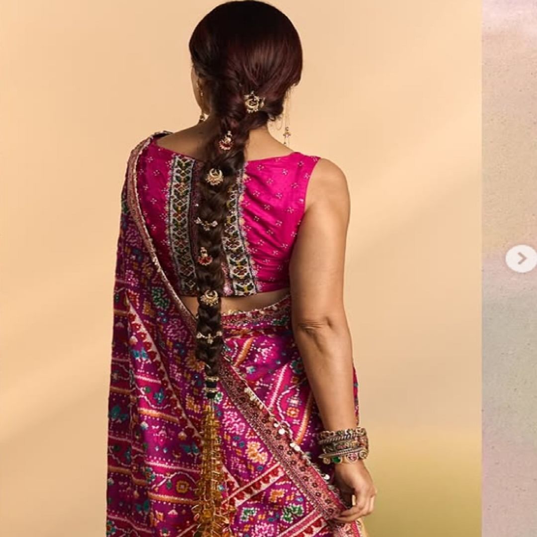 सोनाली हिने खास लूकमध्ये फोटो फोटो पोस्ट केले आहेत.  गुलाबी साडीत अभिनेत्रीने फोटोशूट केलं आहे. फोटो पोस्ट करत अभिनेत्रीने कॅप्शनमध्ये, 'Keeping it classic' असं लिहिलं आहे. 