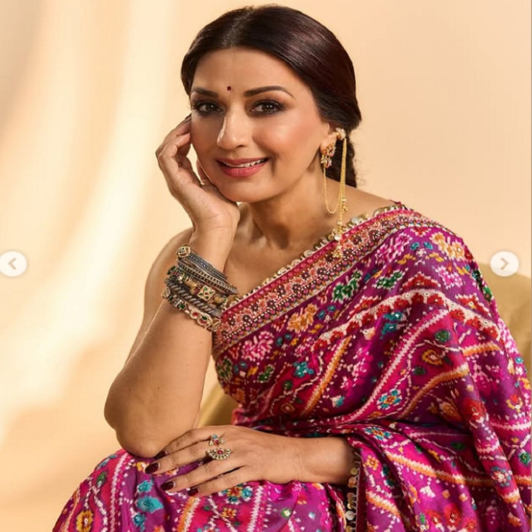 अभिनेत्री सोनाली बेंद्रे हिने साडीतील काही फोटो सोशल मीडियावर पोस्ट केले आहे. सध्या सर्वत्र अभिनेत्रीच्या पोस्टची चर्चा सर्वत्र सुरु होती. चाहत्यांना  देखील अभिनेत्रीचा प्रत्येक लूक आवडतो. 