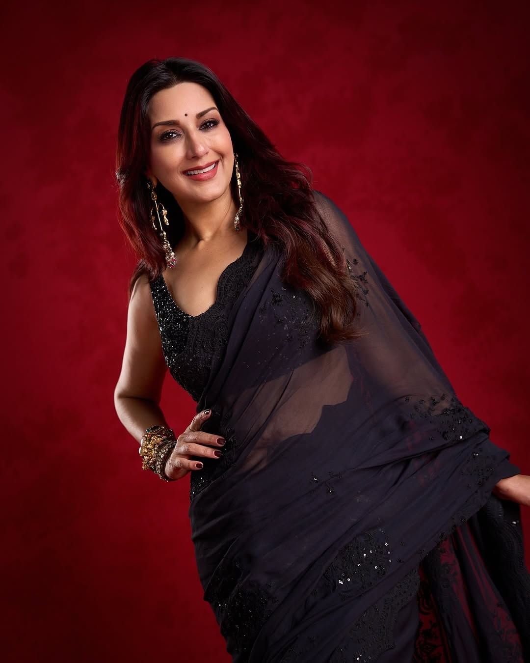 वयाच्या 50 व्या वर्षी देखील सोनाली हिचं सौंदर्य कमी झालेलं नाही. महत्त्वाची गोष्ट म्हणजे, कॅन्सरवर मात केल्यानंतर अभिनेत्रीने पुन्हा फिटनेसकडे लक्ष दिलं आहे. अभिनेत्री चाहत्यांना फॅशन गोल्य देखील देत असते.