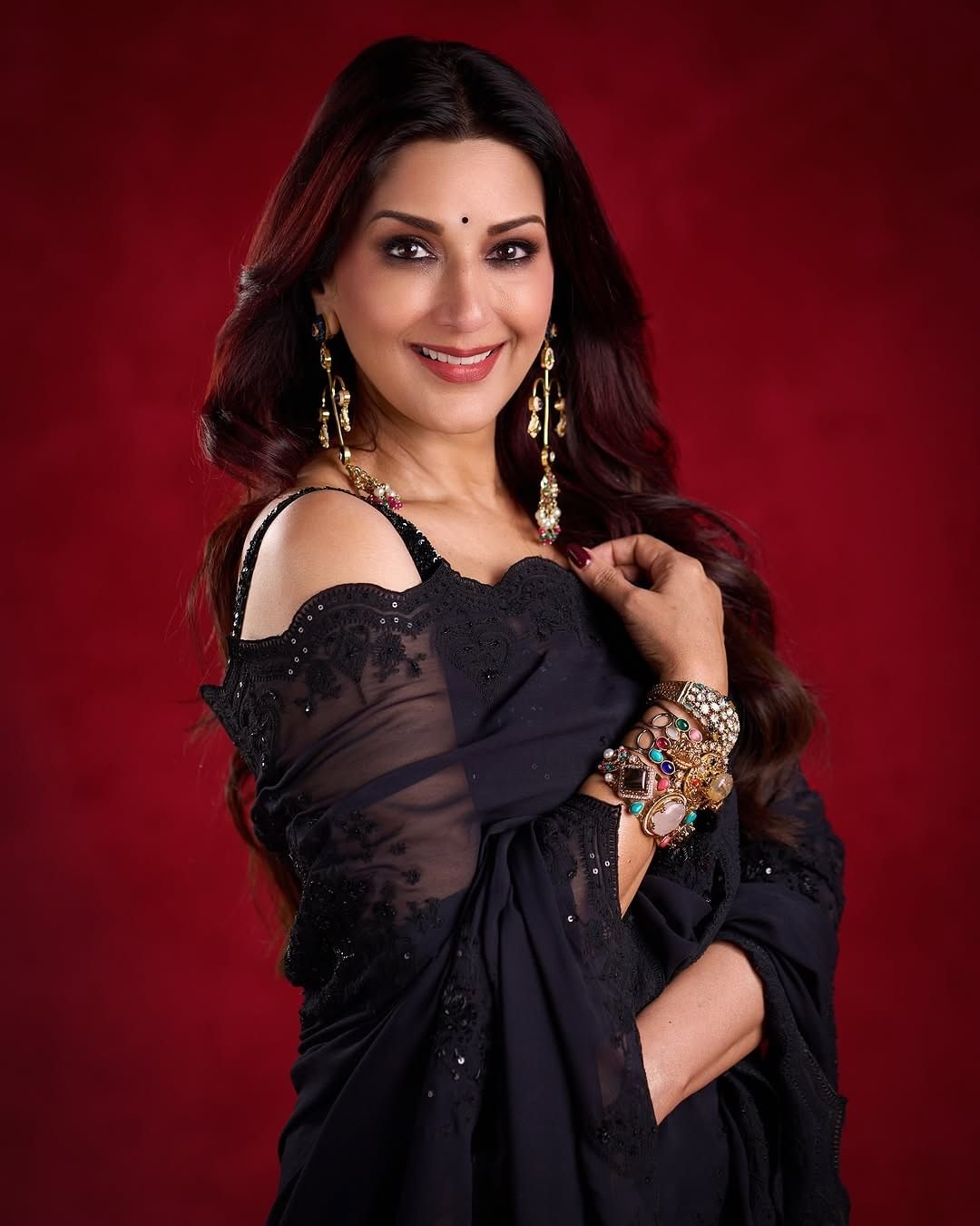 सोशल मीडियावर सोनाली कायम सक्रिय असते. सोशल मीडियावर तिच्या चाहत्यांची संख्या देखील फार मोठी आहे. चाहत्यांच्या संपर्कात राहण्यासाठी अभिनेत्री कायम स्वतःचे फोटो आणि व्हिडीओ सोशल मीडियावर पोस्ट करत असते. 