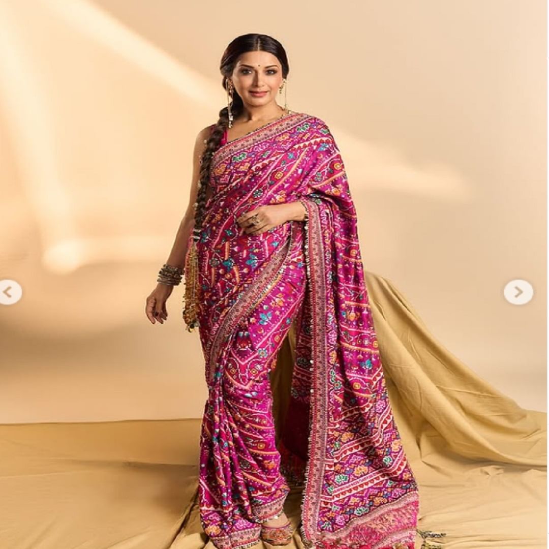 वयाच्या 50 व्या वर्षी देखील सोनाली हिचं सौंदर्य कमी झालेलं नाही. महत्त्वाची गोष्ट म्हणजे, कॅन्सरवर मात केल्यानंतर अभिनेत्रीने पुन्हा फिटनेसकडे लक्ष दिलं आहे. अभिनेत्री चाहत्यांना फॅशन गोल्य देखील देत असते.