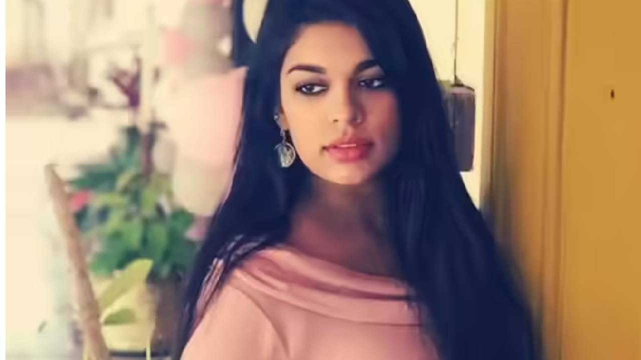  साऊथ इंडस्ट्रीतील चित्रपट मोठया पडद्यावर भन्नाट कामगिरी करत आहेत. तिथले कलाकारही लोकांना त्यांच्या कामासाठी आवडतात. पण जर त्यांच्या वैयक्तिक आयुष्यात डोकावलं तर कळेल की त्यांचं जीवन किती चढ-उतारांनी भरलेलं आहे. आज आपण अशाच एका स्टारबद्दल आणि त्याच्या आयुष्याबद्दल जाणून घेणार आहोत, ज्याच्याबद्द फार कमी लोकांना माहीत असेल. तो खरा सुपरस्टाक, कोट्यावधी चाहते, पण पर्सनल आयुष्यात त्याला जे सहन करावं लागलं, त्याच्या मुलीवर जी वेल आली ते वाचतून तुमच्याही डोळ्यात पाणी येईल.   