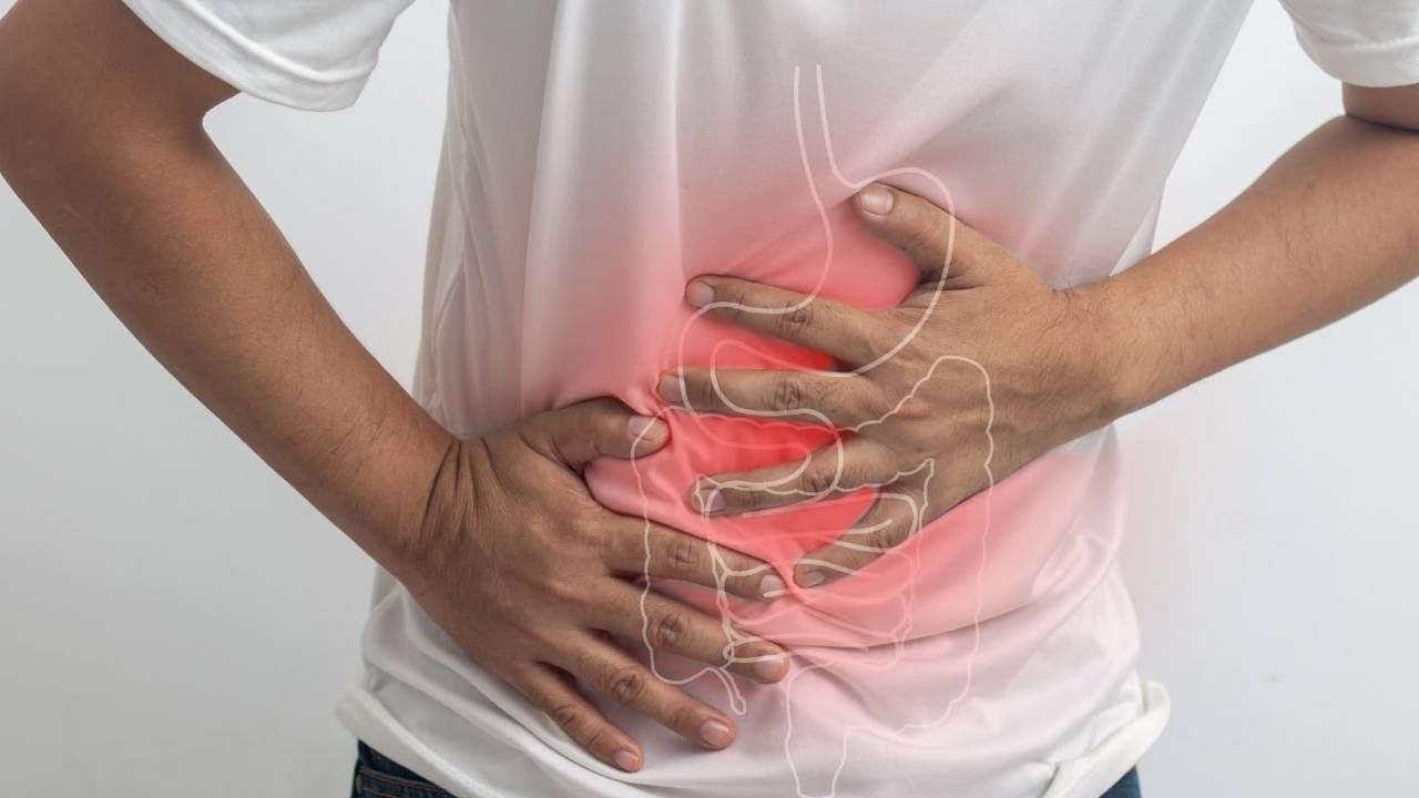 ग्रहणकाळात शरीर कमकुवत होतं. अशा वेळी अस्वच्छ अन्न खाल्ल्याने रोगप्रतिकारक शक्तीवर परिणाम होतो. यामुळे शरीर आजारांना बळी पडण्याची शक्यता वाढते. ग्रहणकाळात आरोग्याला प्राधान्य द्यायला हवं, असं आयुर्वेद विशेषज्ञ डॉ. राजेश सिंह सांगतात.