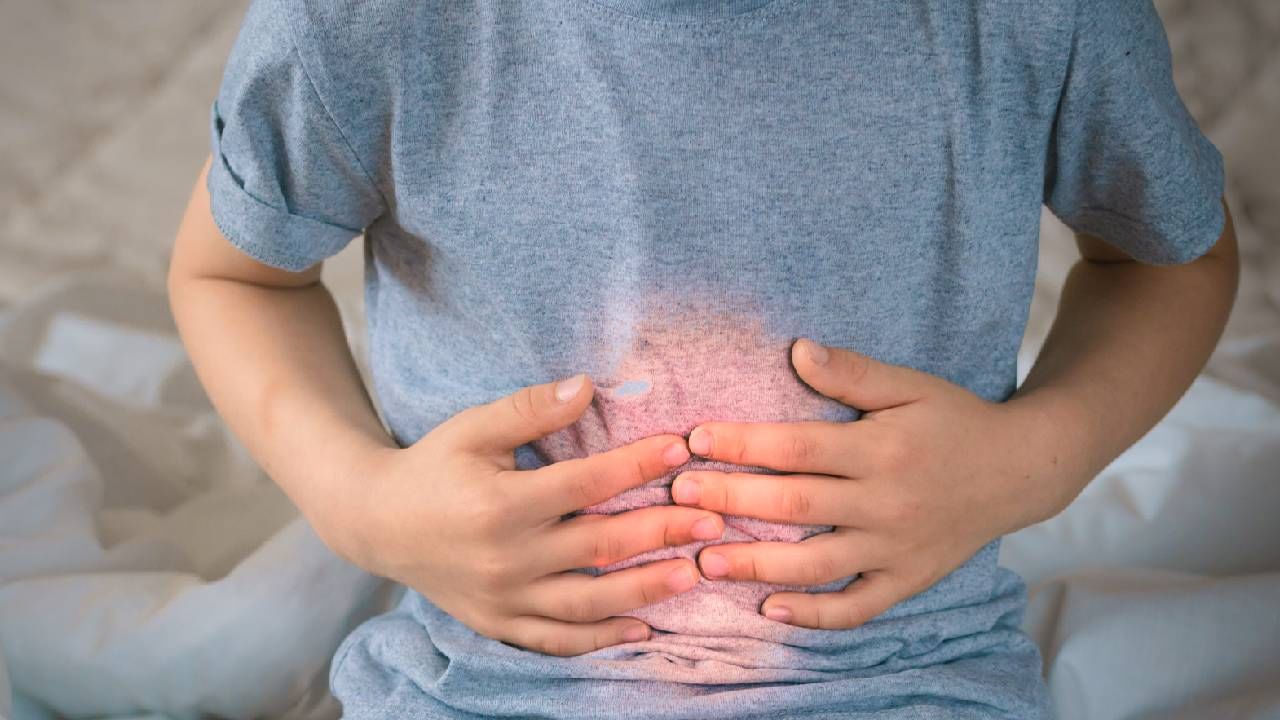 शासकीय आयुर्वेद महाविद्यालयाचे सहाय्यक प्राध्यापक डॉ. राजेश सिंह यांनी सांगितलं, चंद्रग्रहणादरम्यान लहान मुलांची रोगप्रतिकारक शक्ती आणखी कमकुवत होते. अशा वेळी दूषित अन्न खाल्ल्याने लहान मुलांच्या पोटात जंत होण्याची शक्यता वाढते. त्यामुळे आईवडिलांनी अशा वेळी विशेष काळजी घ्यायला हवी.