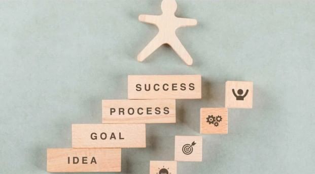 आनेकजण कठीण परिस्थितीत न डगमगता कठोर परिश्रमाच्या जीवावर मोठं यश संपादन करतात. काही लोक तर जवळ पैसे नसूनदेखील न खचता कोट्यवधीचं साम्राज्य उभ करताना पाहायला मिळतात. सध्या अशाच एका 30 वर्षीय तरुणाची सगळीकडे चर्चा होत आहे. या तरुणाने वर्षाला तब्बल 3 कोटींची उलाढाल करणारी एक कंपनी उभी केली आहे. 