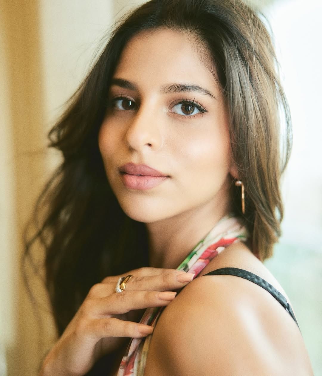 बॉलिवूडचा किंग खान म्हणजे अभिनेता शाहरुख खान याची लेक सुहाना खान हिचे काही फोटो सोशल मीडियावर तुफान व्हायरल होत आहेत. सध्या सर्वत्र फक्त आणि फक्त सुहाना हिच्या नव्या फोटोशूटची चर्चा रंगली आहे. 