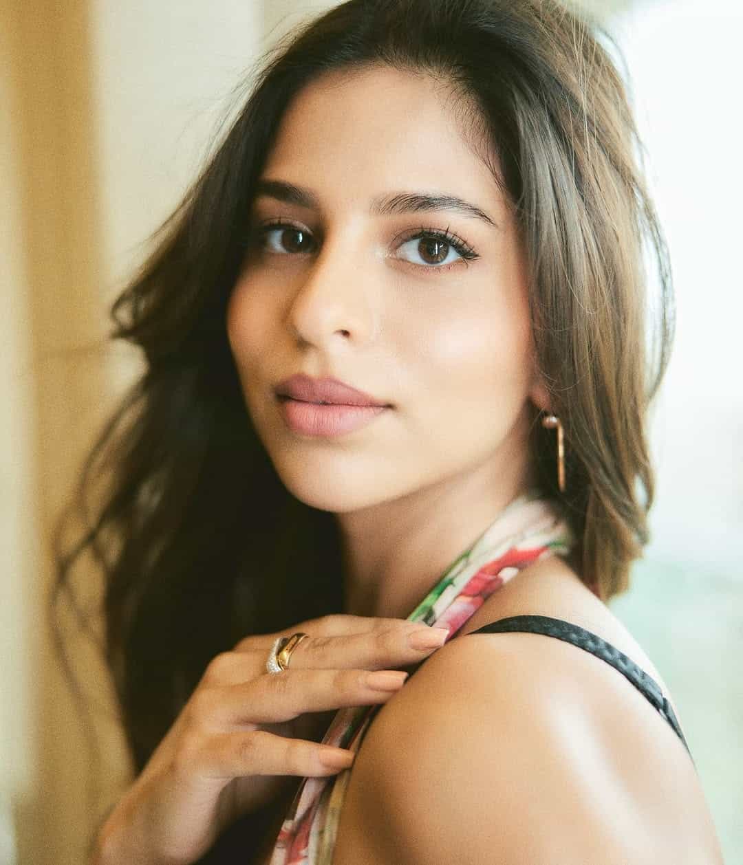 बॉलिवूडचा किंग खान म्हणजे अभिनेता शाहरुख खान याची लेक सुहाना खान हिचे काही फोटो सोशल मीडियावर तुफान व्हायरल होत आहेत. सध्या सर्वत्र फक्त आणि फक्त सुहाना हिच्या नव्या फोटोशूटची चर्चा रंगली आहे.