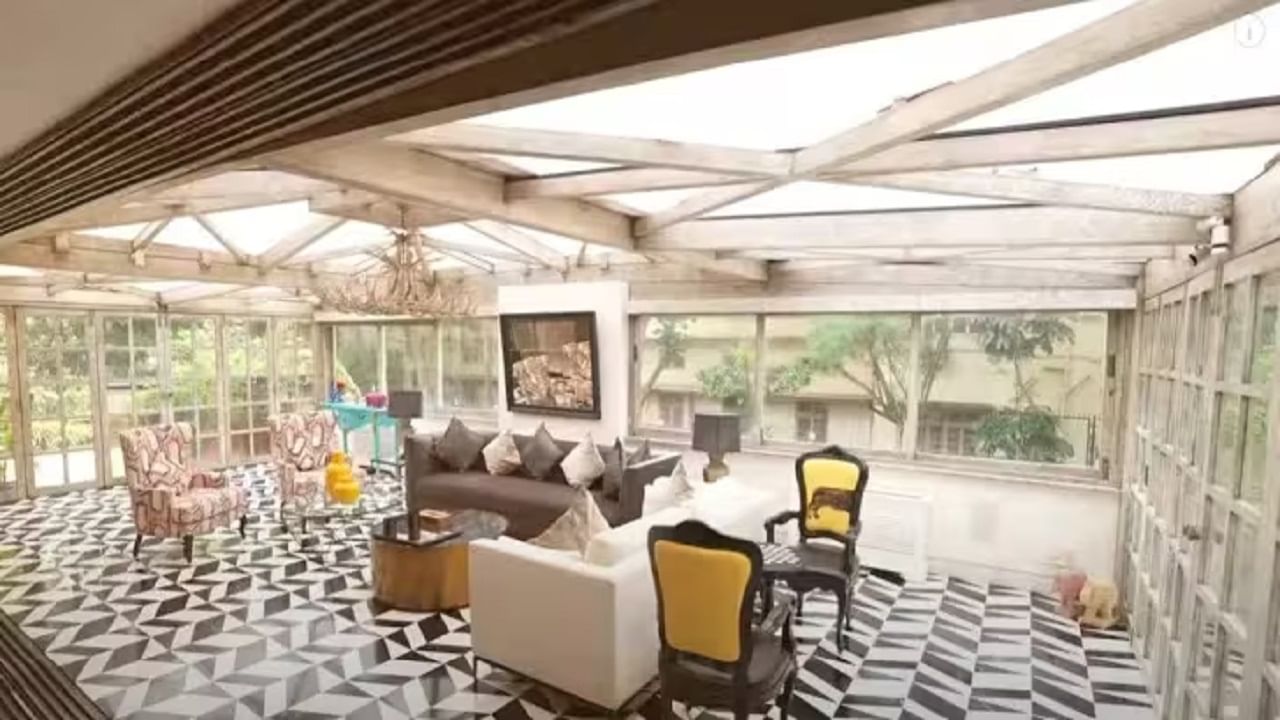  चंकी पांडेच्या घराचं एक खास वैशिष्ट्य म्हणजे घरात असलेलं सनरूफ. छत अशा प्रकारे डिझाइन केलं आहे की ते नैसर्गिक प्रकाश आणि सूर्यप्रकाश आत येऊ शकेल आणि पाऊस आणि जोरदार वाऱ्यापासून संरक्षित राहील.