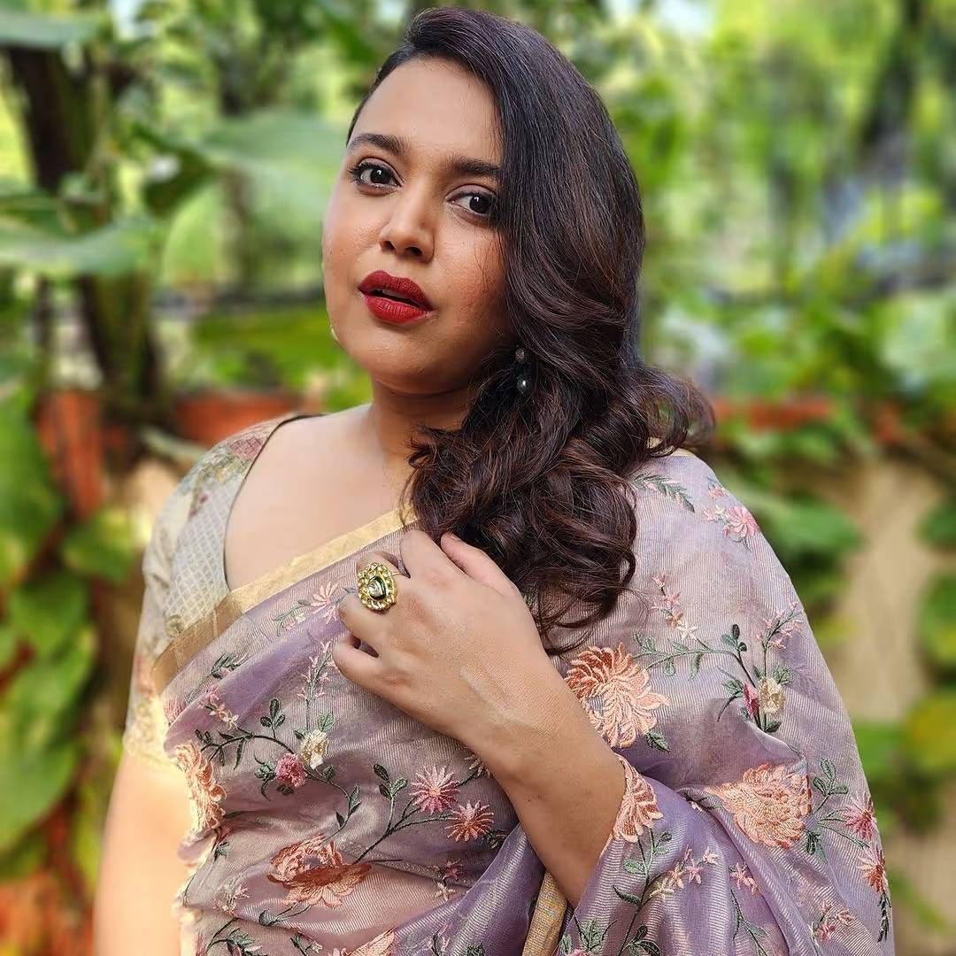 स्वराने आपली नाराजी व्यक्त करताना सांगितलं की, माझं वय आता 35 पेक्षा जास्त आहे. मला बाळ आहे. मला ग्लॅमरस दिसण्याची आवश्यकता नाही.