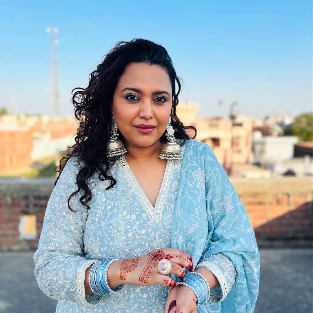 मी एक आई असताना ही आयडीयाच मला पसंत नाही. असं का की तुम्हाला प्रत्येकवेळी 25 वर्षांच वाटायचय. मला तसं सुंदर, स्लिम-ट्रिम आणि ग्लॅमरस हिरॉइन वाटायचच नाहीय. हे होऊ शकत नाही, मी आता पंचविशीची राहिलेली नाही.