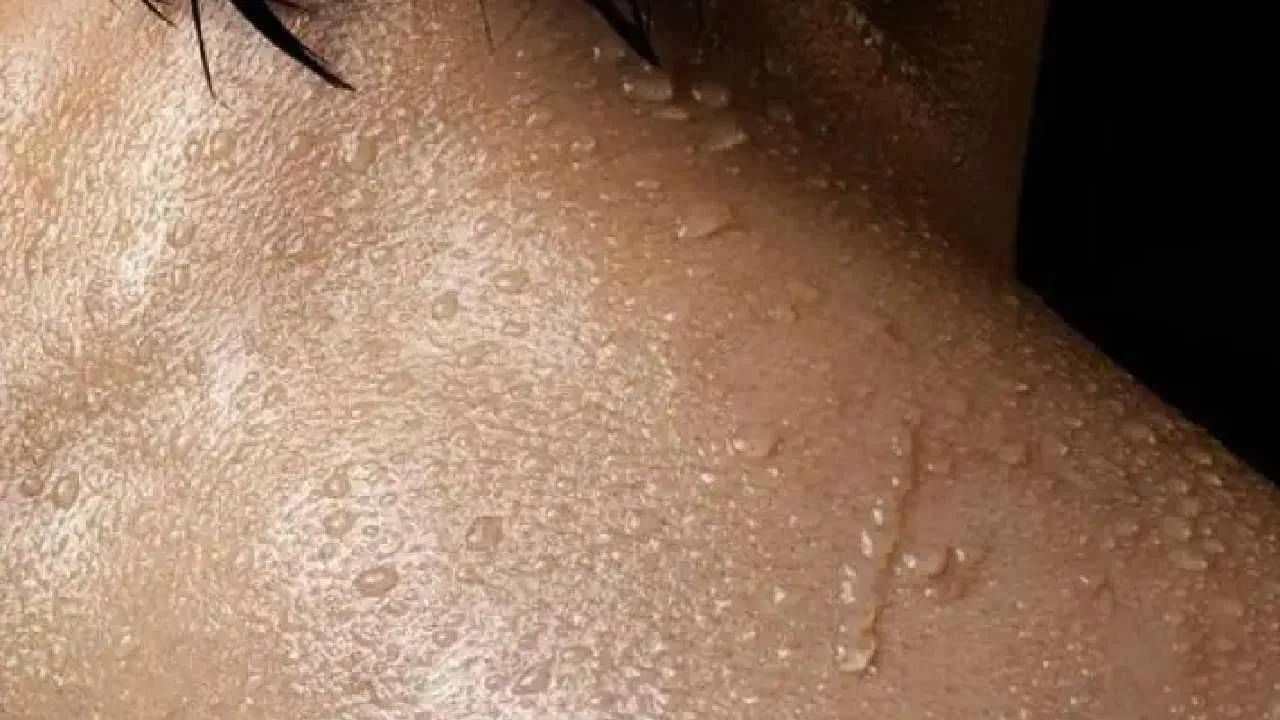 खरंतर, जेव्हा आपलं शरीर गरम होतं तेव्हा आपल्याला घाम येतो, घाम येऊन गेल्यानंतर कमी उकडतं.