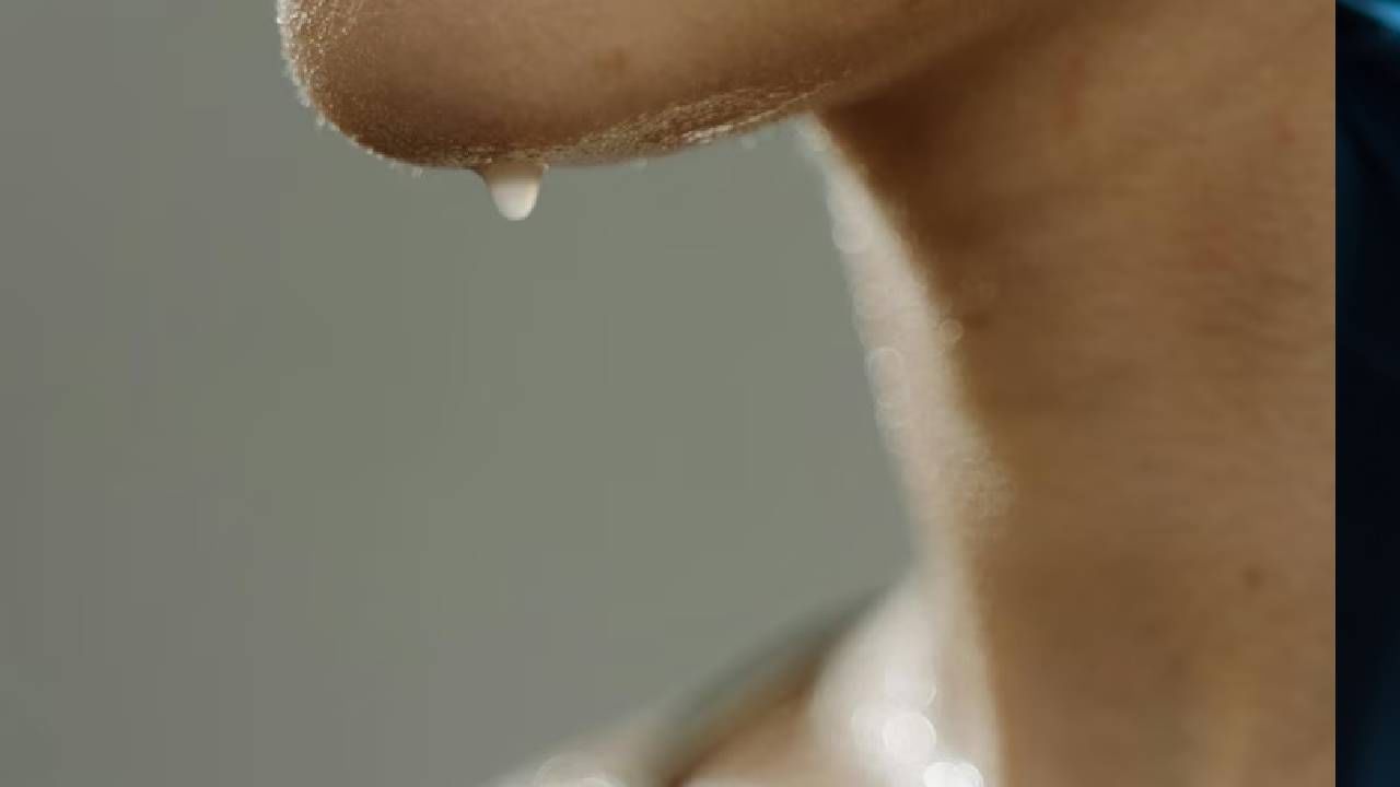 आपल्या शरीरात sweat gland घामाच्य ग्रंथी असतात ज्या घाम निर्माण करतात. आणि इथेच बॅक्टेरिया तयार होतात ज्यामुळे आपल्या घामाला वास येतो.