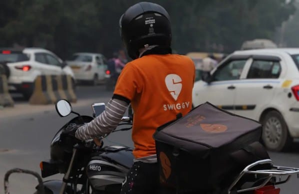 स्विगीच्या या निर्णयानंतर आता प्रत्येक वेळी जेवण ऑर्डर केल्यावर तब्बल 15 रुपये प्लॅटफॉर्म फी द्यावी लागेल. स्विगी, झोमॅटो अशा ऑनलाईन फुड डिलिव्हरी प्लॅटफॉर्म्सकडून अशा प्रकारची प्लॅटफॉर्म फी द्यावी लागते. 