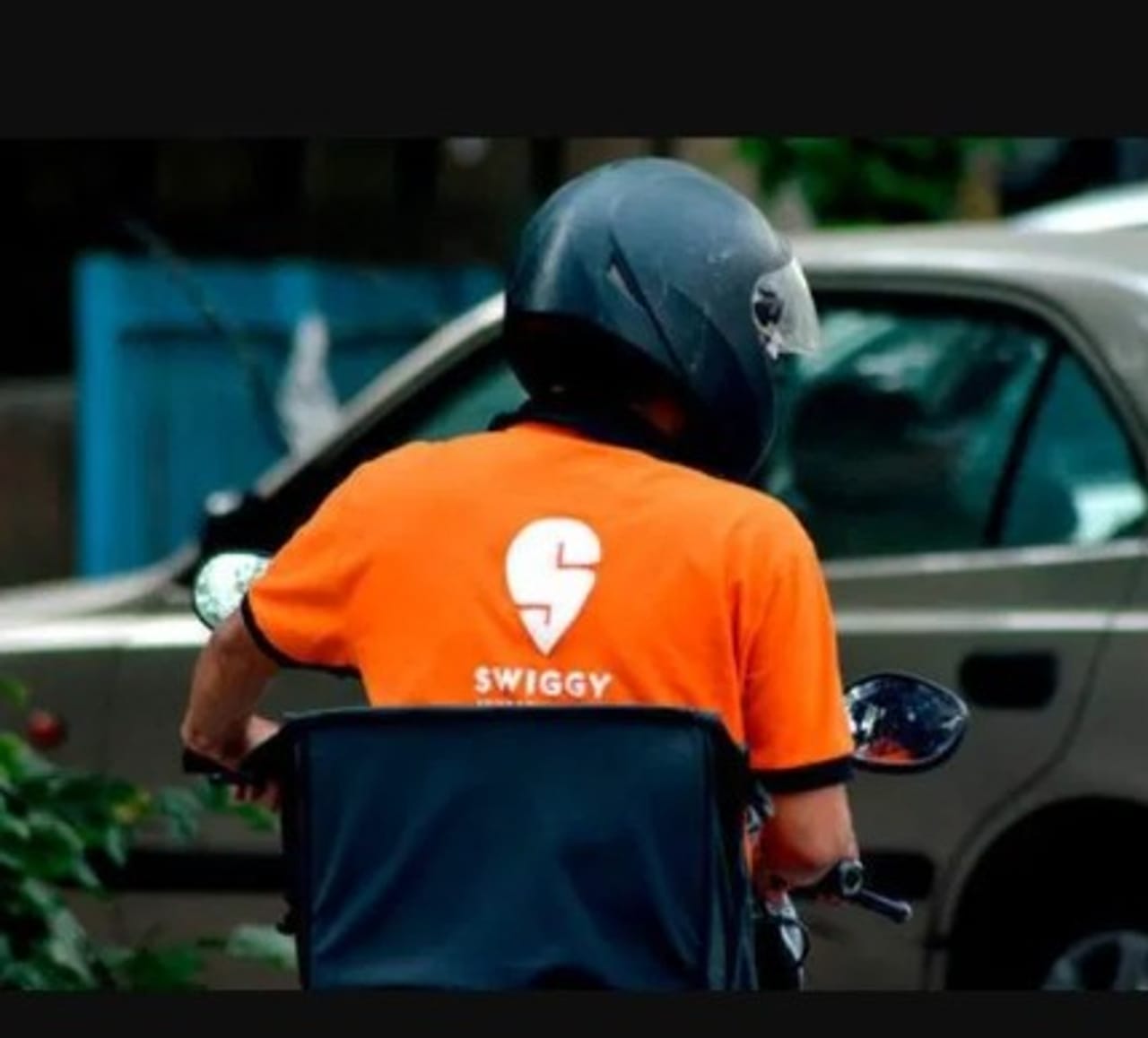 अवघ्या काही मिनिटांत घरपोच फूड डिलिव्हरी करणाऱ्या स्विगीने  युजर्सना झटका दिला आहे. आता स्विगीवरून जेवण मागवेणे चांगलेच महागणार आहे. स्विगीच्या एका निर्णयाचा फटका आता हजारो ग्राहकांना बसण्याची  शक्यता आहे. 