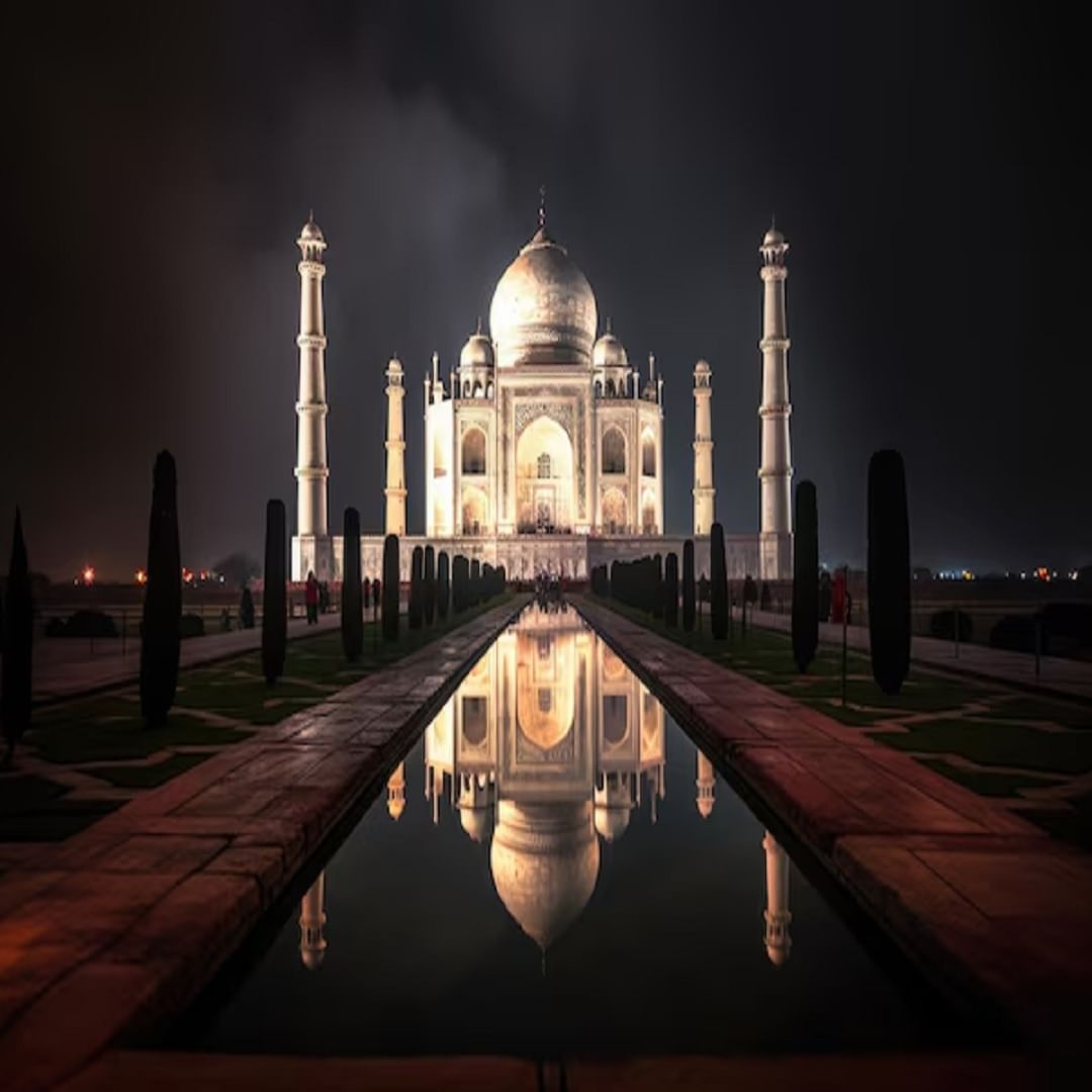 रात्रीचे सर्वात सुंदर दृश्य म्हणजे ताजमहालच्या भिंतींवर चांदण्याचा प्रकाश पडतो ते. त्या प्रकाशात त्याचे सौंदर्य काही वेगळेच दिसते.  हे दृश्य ते एखाद्या परीकथेसारखे भासवते.