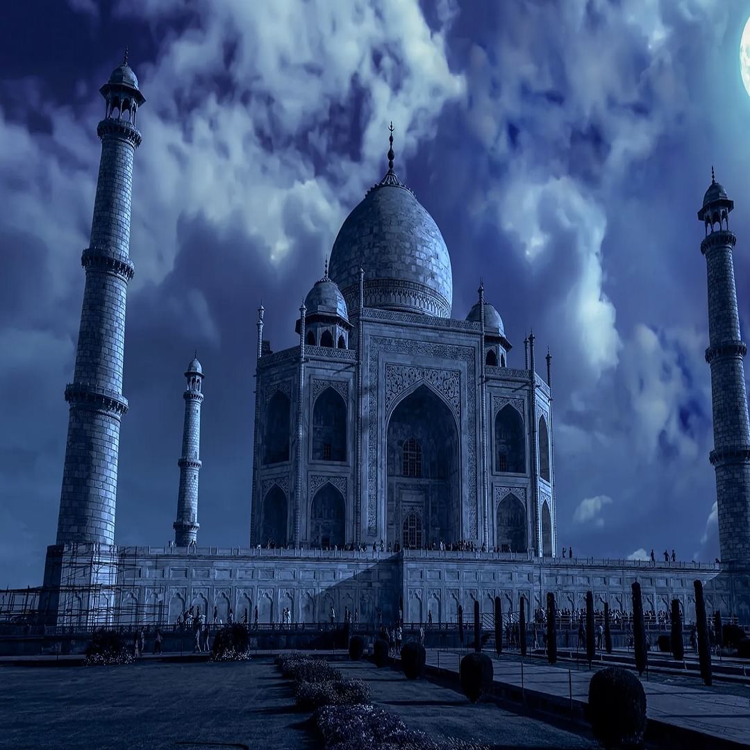 जेव्हा ताजमहाल रात्रीच्या विशेष प्रकाशात चमकतो तेव्हा त्याचे कोरीव काम आणि संगमरवरी तपशील आणखी स्पष्ट दिसतात.  रात्रीच्या प्रकाशात चमकणाऱ्या त्याच्या भिंती त्याचे सौंदर्य अजून वाढवतात. 