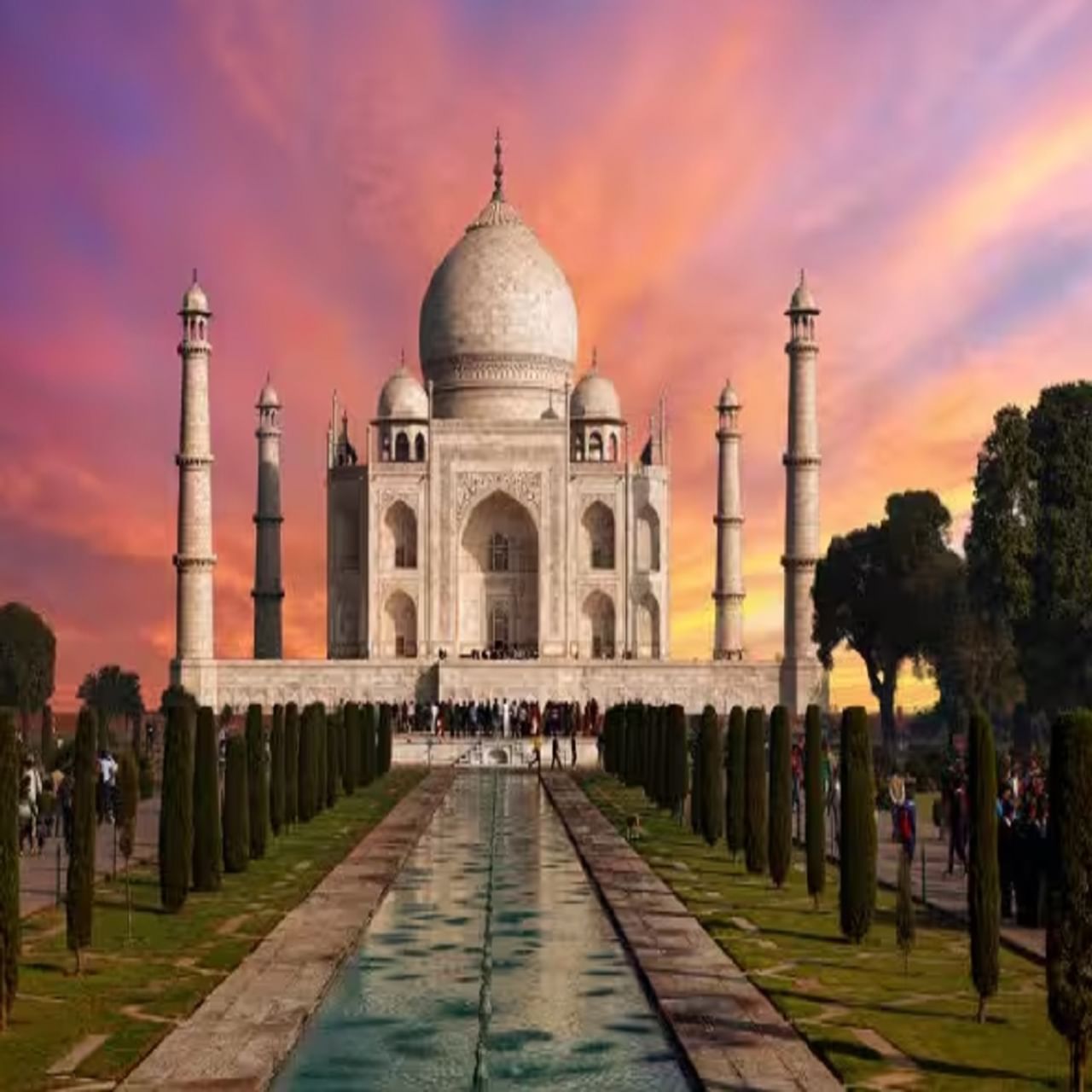 ताजमहाल पाहायाला कोणाला नाही आवडणार? लाखो पर्यंटक त्याचे सौंदर्य पाहायला जात असतात. पण तुम्ही कधी विचार केला आहे की रात्रीचा ताजमहल कसा दिसत असेल? कसं असेल त्याचं सौंदर्य? हे फोटो पाहून तुम्हाला नक्कीच स्वप्न पाहत असल्यासारखं वाटेल.