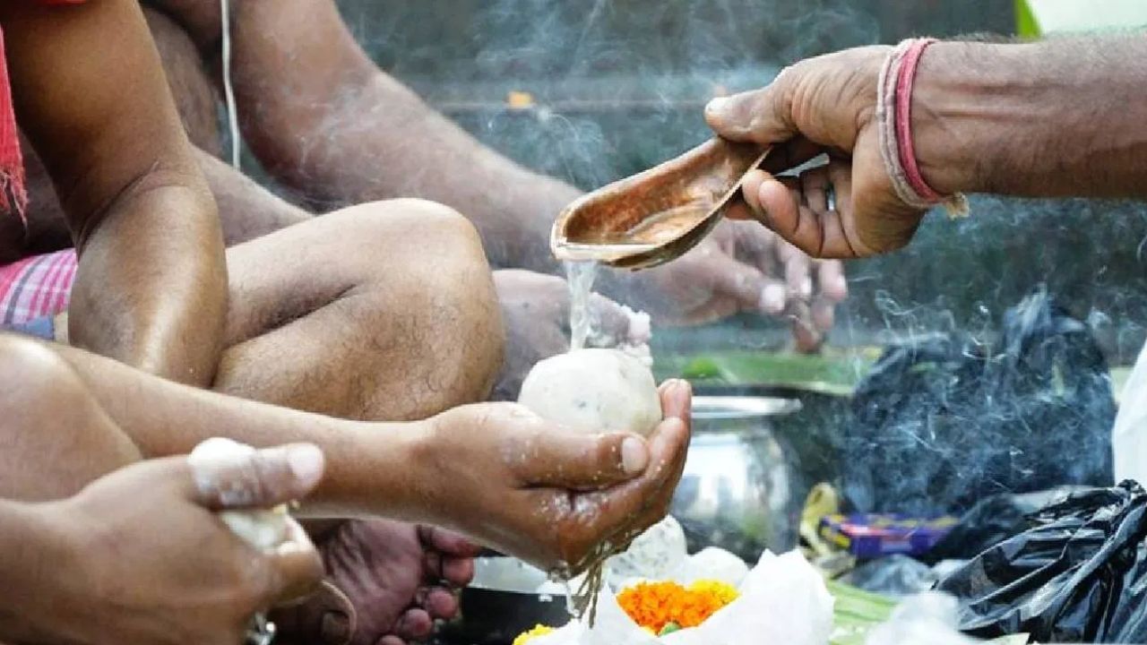 चतुर्दशी श्राद्धाच्या दिवशी कोणाचं श्राद्ध करावं? गरुड पुराण काय सांगतं? चतुर्दशी श्राद्धाच्या दिवशी कोणाचं श्राद्ध करावं? गरुड पुराण काय सांगतं?