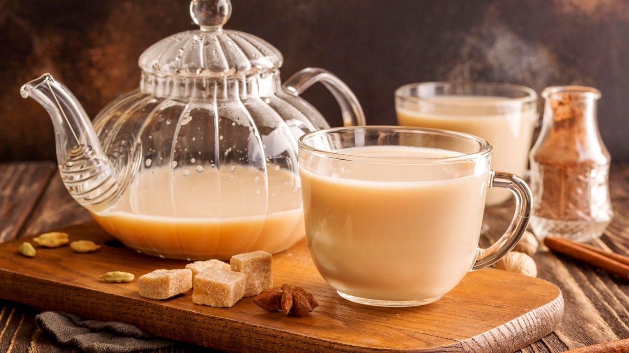 चहा म्हटलं की प्रत्येकाच्या चेहऱ्यावर एक वेगळाच आनंद पाहायला मिळतो. अनेक भारतीयांसाठी ही केवळ एक सवय नाही, तर सकाळची ऊर्जा आणि दिवसभराचा उत्साह आहे. प्रत्येक घरात चहा बनवण्याची स्वतःची एक खास पद्धत असते.