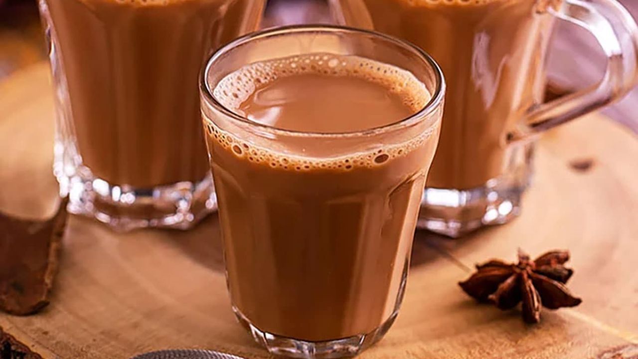 त्यानुसार चहा बनवण्याच्या पद्धतीही बदलतात. काहींना सौम्य चहा आवडतो, तर काहींना गोड आणि कडक चहा आवडतो. मात्र, चहाची खरी चव अनेकदा तो बनवण्याच्या पद्धतीवर अवलंबून असतं. या प्रक्रियेत दूध महत्त्वाची भूमिका बजावते.