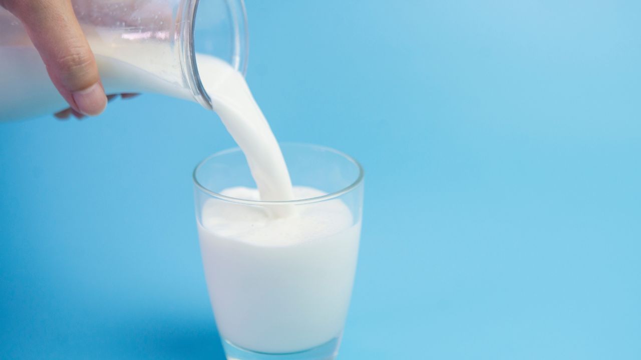 चहा बनवण्यासाठी तुम्ही कोणत्या प्रकारचे दूध वापरता, याचा त्याच्या चवीवर मोठा परिणाम होतो. सध्याच्या काळात, लोक सहसा पॅकेज केलेले म्हणजेच पाश्चराइज्ड (Pasteurized) दूध वापरतात, जे आधीच तापवलेले असते.