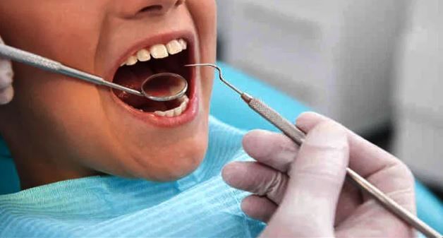 दात एकदा खराब झाले की त्यामुळे होणारा त्रास फारच वेदनादायी असतो. हा त्रास कधीकधी असह्य होतो. त्यामुळेच दातांची योग्य निगा राखणे फार गरजेचे असते. अनेकदा जीवनस्त्त्वांच्या कमतरतेमुळे दात खराब होतात.