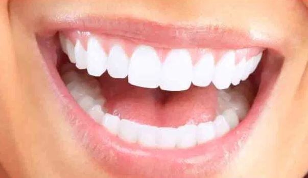 दात पिवळे पडण्याची समस्या तर अनेकांचा पिच्छा सोडत नाही. एकदा दात पिवळे व्हायला लागले की ते विचित्र दिसायला लागतात. त्यामुळेच दात पिवळे का होतात, असे नेहमीच विचारले जाते. दात पिवळे होण्याचा संबंध हा ड जीवनसत्त्वाशी आहे.