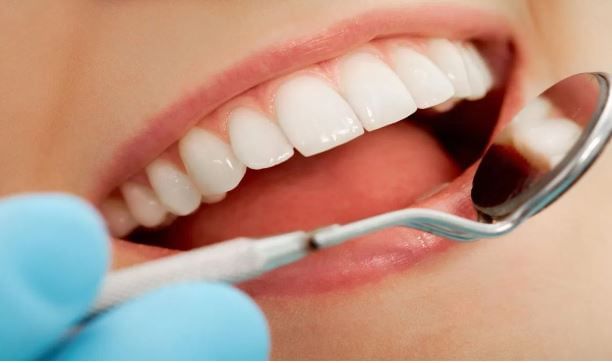 तुमच्या शरीरात ड जीवनसत्त्वाची कमतरता असेल तर दात पिवळे होऊ शकतात. ड जीवनसत्त्वाच्या कमतरतेमुळे दातांचे इनॅमलही कमी कमजोर होऊ शकते. इनॅमल कमी झाल्यामुळेच दाताच्या मुळाशी असलेले पिवळे डेंटिन जास्त दिसायला लागते आणि दातांचा पिवळा रंग दिसायला लागतो.