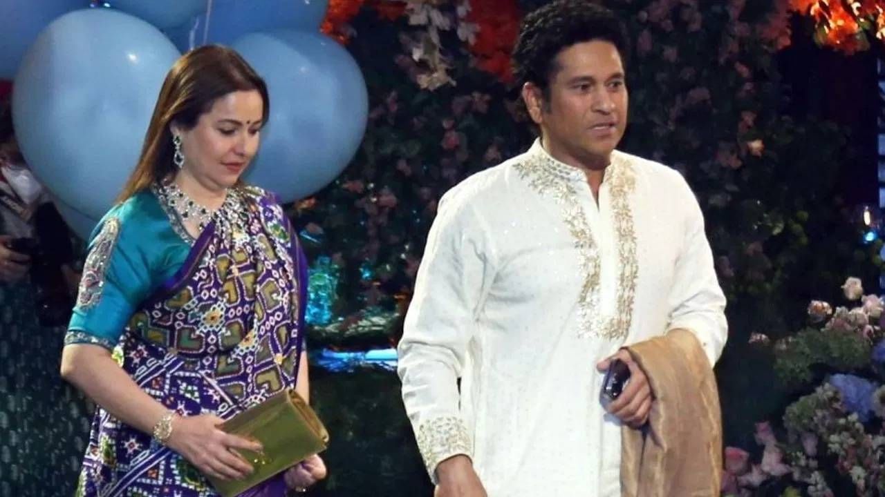 तेंडुलकर म्हणजे "तेंडुलच्या जागेशी किंवा तेंडुल गावातील रहिवाशांशी संबंधित". हे आडनाव भौगोलिक उत्पत्तीवर आधारित आहे, जे महाराष्ट्रातील अनेक आडनावांचे वैशिष्ट्य आहे.