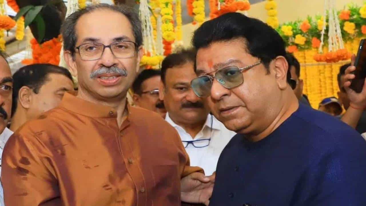 Thackeray Brothers : उद्धव अन् राज यांच्यात 'शिवतीर्थ'वर तासभरानंतरही चर्चा सुरू, ठाकरे बंधूंमध्ये पहिली राजकीय बैठक Thackeray Brothers : उद्धव अन् राज यांच्यात 'शिवतीर्थ'वर तासभरानंतरही चर्चा सुरू, ठाकरे बंधूंमध्ये पहिली राजकीय बैठक