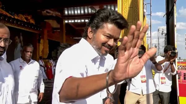 Thalapathy Vijay : समुद्रकिनारी महालासारखा बंगला, आलिशान गाड्या; तब्बल इतक्या संपत्तीचा मालक आहे थलपती विजय
