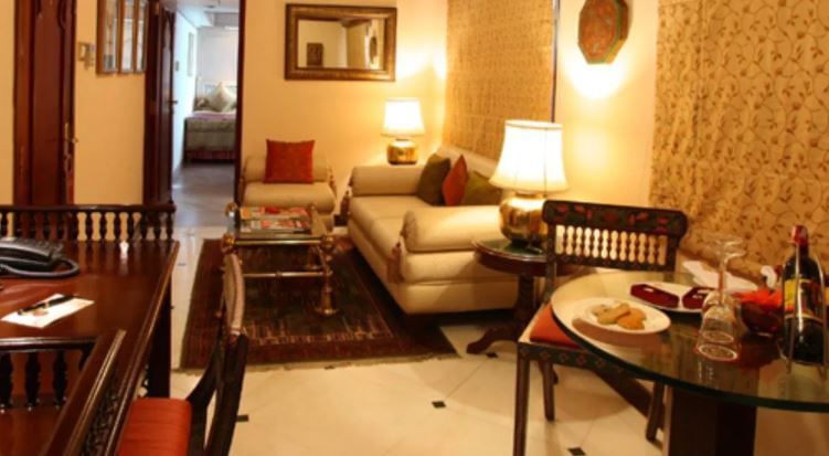 भारतात अशी एक रेल्वे आहे, जिने प्रवास करायचा असेल तर तिकिटासाठी लाखो रुपये मोजावे लागतात. या रेल्वेचे नाव महाराजा एक्स्प्रेस असे आहे. राष्ट्रपती द्रौपदी मुर्मू यांनीदेखील या शाही रेल्वेतून प्रवास केलेला आहे. 