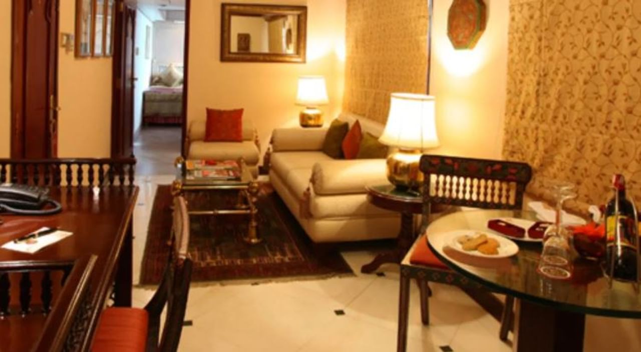 भारतात अशी एक रेल्वे आहे, जिने प्रवास करायचा असेल तर तिकिटासाठी लाखो रुपये मोजावे लागतात. या रेल्वेचे नाव महाराजा एक्स्प्रेस असे आहे. राष्ट्रपती द्रौपदी मुर्मू यांनीदेखील या शाही रेल्वेतून प्रवास केलेला आहे.