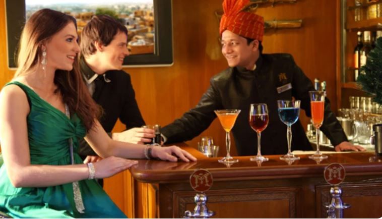 महाराजा एक्स्प्रेस या रेल्वेतून प्रवास करायचा असेल तर 6.9 लाख ते 22.2 लाक रुपये तिकीट असते. या तिकिटातून सात दिवस आणि सहा रात्रीसाठी या रेल्वेतून प्रवास करता येतो. या काळात तुम्हाला एखाद्या राजासारखी वागणूक दिली जाते.