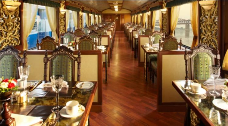 महाराजा एक्स्प्रेस या रेल्वेत सर्वाधिक नवरत्न हा भाग सर्वाधिक आकर्षक आहे. यात एक लिव्हिंग रुम आहे. दोन बेडरुम दिले जातात. तसेच एक प्रायव्हेट बाथरुमही असते. या नवरत्न सूटला प्रेसिडेंशियल सुट असे म्हटले जाते. हा भाग एक चालता-फिरता महालच आहे.