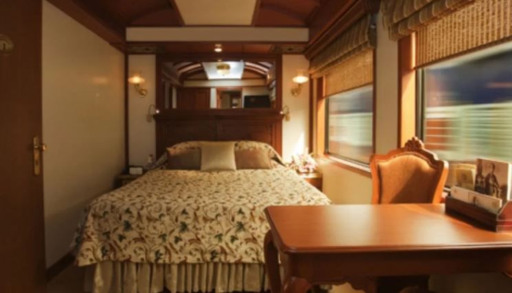 या रेल्वेत एकूण 18 डबे आहेत. यात लक्झरी केबिन आहे, डायनिंग कार, लाऊंज, सिक्योरिटी, स्टाफला राहण्यासाठीची खोली अशा सगळ्यांचा समावेश आहे. आपत्कालीन स्थितीला सामोरे जाण्यासाठी या रेल्वेत एक मेडिलक कोचदेखील आहे.