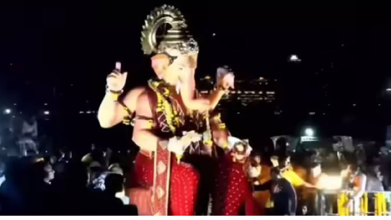 लालबागचा राजा विसर्जनादरम्यान चोरांचा फटका, 100 मोबाईल, सोनसाखळ्यांवर डल्ला लालबागचा राजा विसर्जनादरम्यान चोरांचा फटका, 100 मोबाईल, सोनसाखळ्यांवर डल्ला