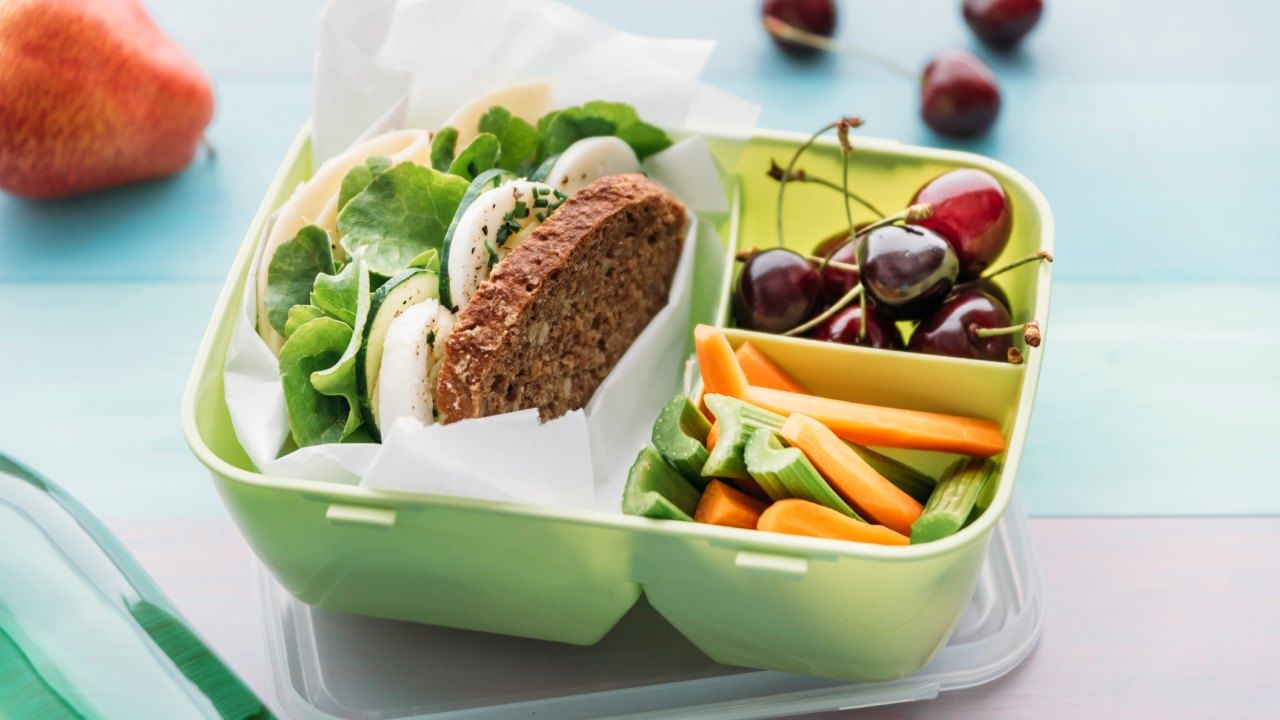 ते भिजवल्यानंतर कंटेनर बाहेर काढा. आता स्क्रबर वापरून हलक्या हाताने घासून स्वच्छ करा. बहुतांश चिकटपणा आणि डाग सहजपणे निघून जातील. त्यामुळे डब्यांचा रंग पुन्हा स्वच्छ होईल. यानंतर ओल्या कापडाने पूर्णपणे पुसून किंवा धुऊन वाळवा.