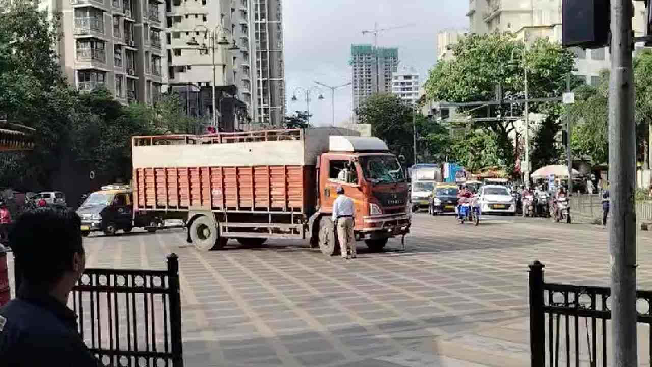 ट्रॅफिक पोलिसाला थेट ट्रकखाली चिरडण्याचा प्रयत्न, मुंबईतला धक्कादायक व्हिडीओ समोर!