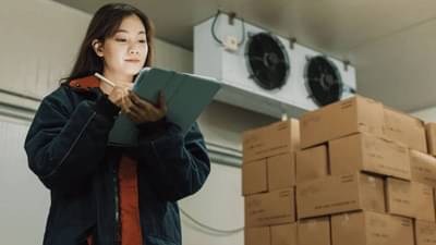 Viral : ती मेलीच असती, डिलिव्हरी बॉयने वाचवला जीव, त्यानंतर जे घडलं त्याची कल्पनाही... तुमचा अंदाज काय?