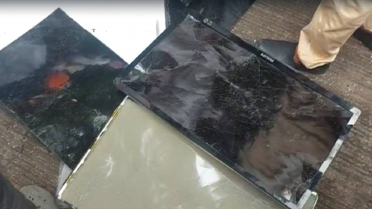 पहलगाम इथल्या दहशतवादी हल्ल्याच्या जखमा भरल्या नसताना आणि शहीद जवानांचे रक्त सुकलेले नसताना पाकिस्तानशी क्रिकेट सामने कसे, असा सवाल शिवसेना पक्षप्रमुख उद्धव ठाकरेंनी शनिवारी केला. भारतीय क्रिकेट संघाचा पाकिस्तानची आज होणारा सामना रद्द करण्याची मागणी ठाकरेंनी पंतप्रधान नरेंद्र मोदींकडे केली. 
