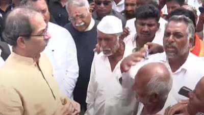अश्रू पुसले, हात हातात घेतला अन्... शेतकऱ्यांच्या बांधावर पोहोचलेल्या उद्धव ठाकरेंनी केली एकच विनंती