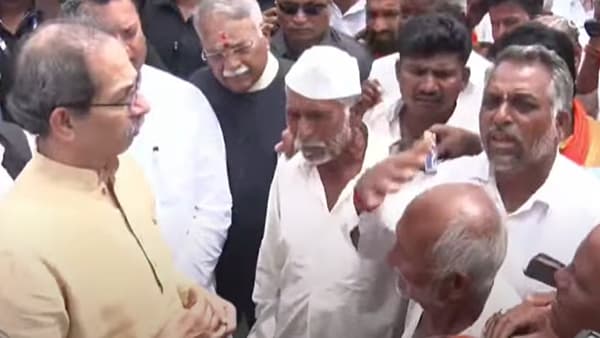 अश्रू पुसले, हात हातात घेतला अन्... शेतकऱ्यांच्या बांधावर पोहोचलेल्या उद्धव ठाकरेंनी केली एकच विनंती
