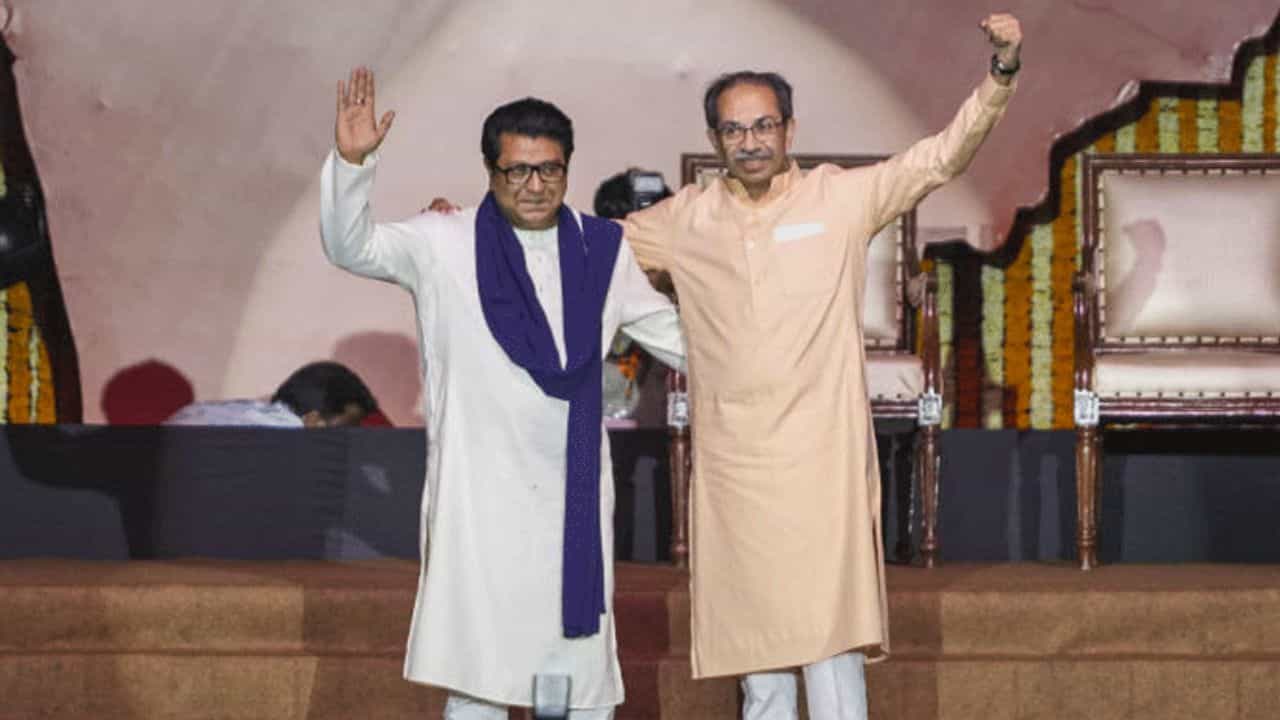 भावासाठी उद्धव ठाकरे कोणत्याही गोष्टीला तयार! युतीचं नेमकं कुठपर्यंत आलं? भावासाठी उद्धव ठाकरे कोणत्याही गोष्टीला तयार! युतीचं नेमकं कुठपर्यंत आलं?