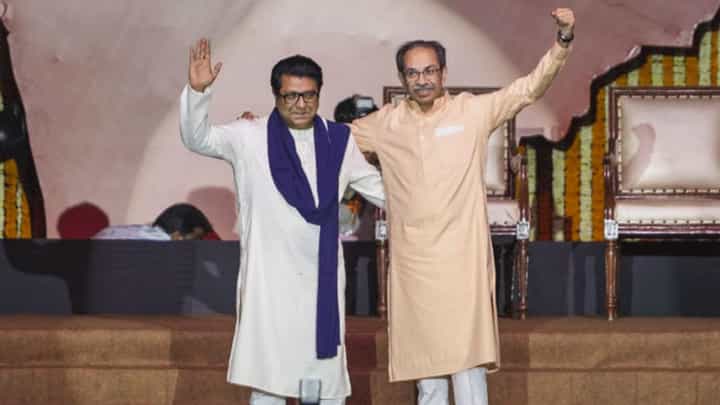 भावासाठी उद्धव ठाकरे कोणत्याही गोष्टीला तयार! युतीचं नेमकं कुठपर्यंत आलं? भावासाठी उद्धव ठाकरे कोणत्याही गोष्टीला तयार! युतीचं नेमकं कुठपर्यंत आलं?