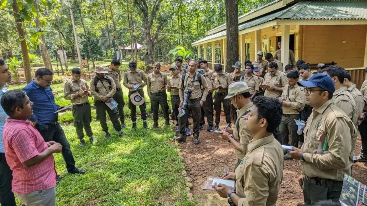 तरुणांसाठी एक मोठी आनंदाची बातमी आहे. दिल्ली अधीनस्थ सेवा निवड मंडळाने (DSSSB) वन आणि वन्यजीव विभागात फॉरेस्ट गार्डच्या पदांसाठी भरती अधिसूचना जारी केली आहे. ही भरती 12वी पास असलेल्या आणि निसर्ग व जंगलांच्या संरक्षणाच्या कामात योगदान देऊ इच्छिणाऱ्या तरुणांसाठी विशेष संधी आहे. या भरतीसाठी अर्ज प्रक्रिया 18 ऑगस्ट 2025 पासून सुरू झाली आहे आणि उमेदवार 16 सप्टेंबर 2025 पर्यंत अर्ज करू शकतात. इच्छुक उमेदवार DSSSB च्या अधिकृत वेबसाइट https://dsssb.delhi.gov.in वर जाऊन ऑनलाइन अर्ज करू शकतात. उमेदवारांनी त्वरित अर्ज करावेत, कारण शेवटची तारीख जवळ आली आहे.