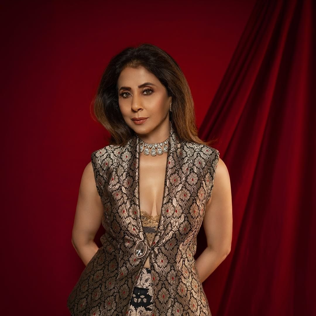 उर्मिला हिच्या नव्या लूकवर चाहत्यांच्या नजरा खिळल्या आहेत. वयाच्या 51 व्या  वर्षी देखील अभिनेत्री चाहत्यांना फॅशन गोल्स देत असते. चाहत्यांना देखील अभिनेत्रीचा प्रत्येक लूक आवडतो. 