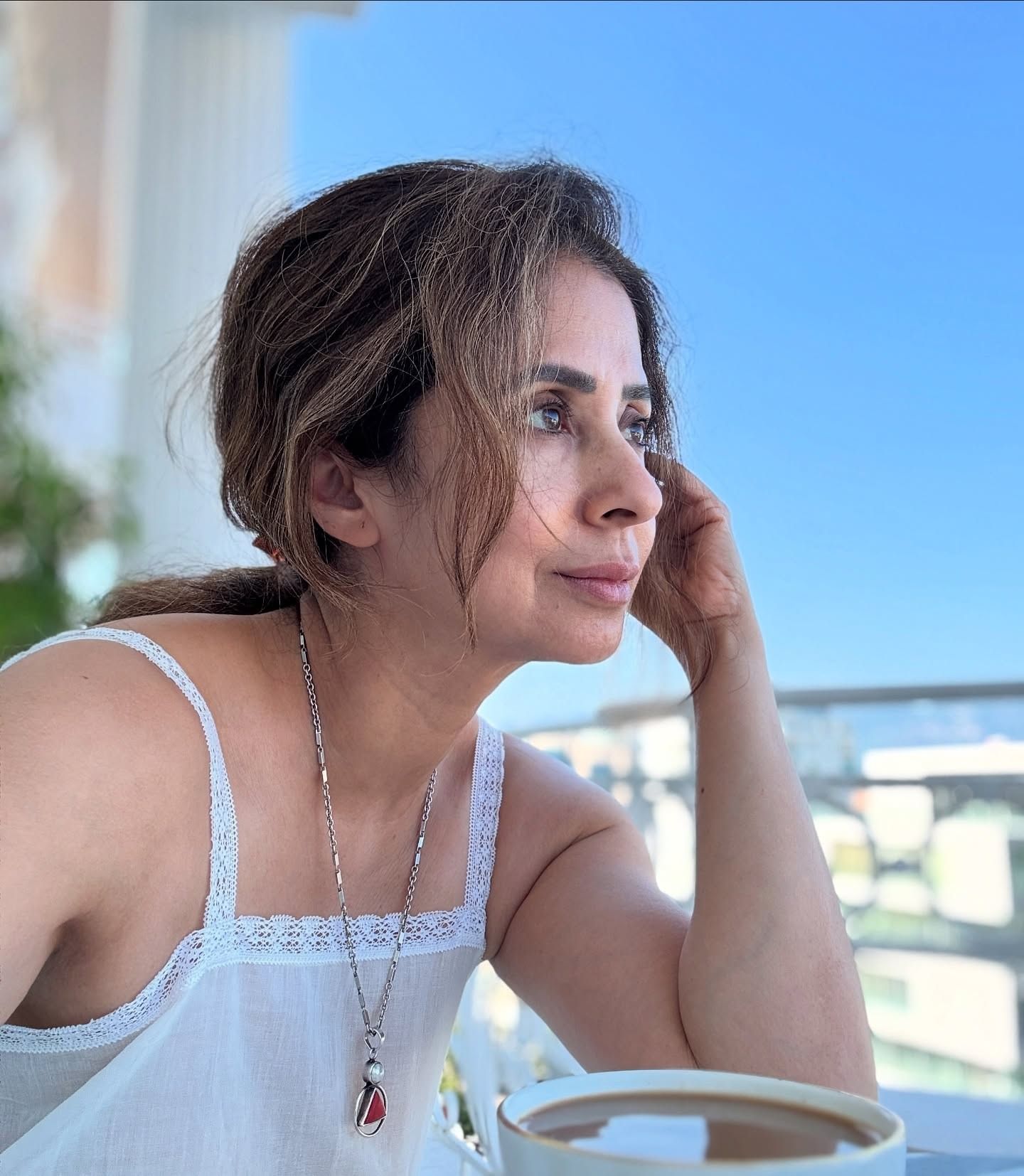 सोशल मीडियावर देखील उर्मिला कायम सक्रिय असते. सोशल मीडियावर तिच्या चाहत्यांची संख्या देखील फार मोठी आहे. चाहत्यांच्या संपर्कात राहण्यासाठी अभिनेत्री कायम स्वतःचे फोटो आणि व्हिडीओ सोशल मीडियावर पोस्ट करत असते. 