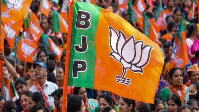 भाजप प्रवेश दोन दिवसांवर लांबला, तरीही बडा नेता शेकडो कार्यकर्ते घेऊन मुंबईत, घडामोडींना वेग; काय घडतंय?